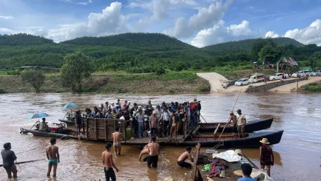 ဒုဋ္ဌဝတီ မြစ်ကို ဖြတ်ကူးနေတဲ့ လားရှိုးစစ်ရှောင်တွေ