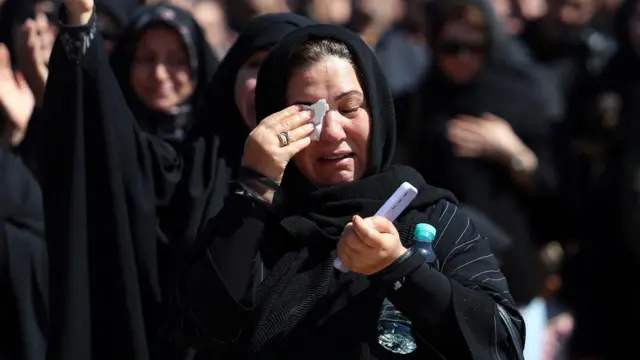 Cenaze töreninde ağlayan İranlı bir kadın