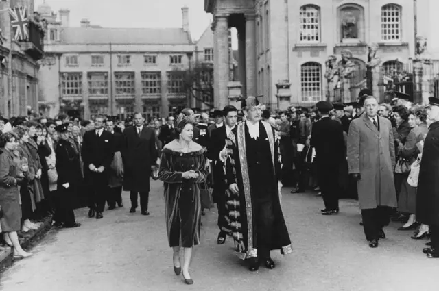 La reine et Harold Macmillan