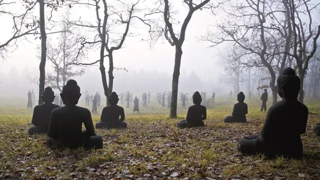 ۱۶ بودا، معبد بودایی Plum Village در دوردوین واقع در جنوب فرانسه