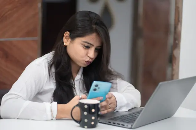 ਕੁੜੀ ਫੋਨ ਇਸਤੇਮਾਲ ਕਰਦੀ ਹੋਈ