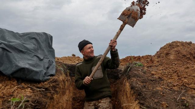Ucraniano alistando una trinchera en la región de Donetsk,