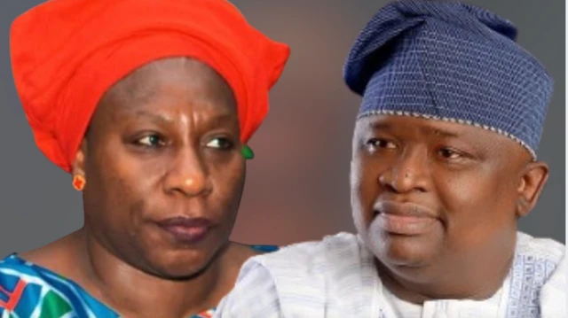 Iyabọ Obasanjo we gele pupa o n wo ẹgbẹ ọtun, Sẹnetọ Solomon Adeola wọ fila olomi aro, o n wo ẹgbẹ osi