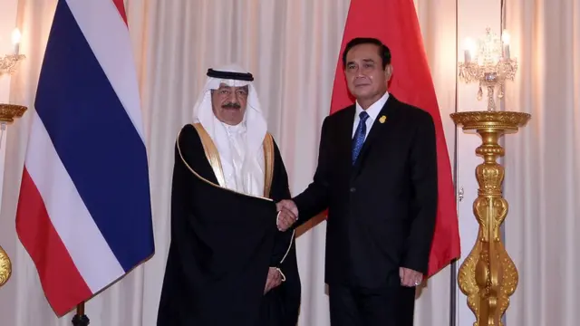 พล.อ.ประยุทธ์ จันทร์โอชา นายกรัฐมนตรี เข้าเฝ้า เจ้าชายเคาะลีฟะฮ์ บิน ซัลมาน อัล เคาะลีฟะฮ์ นายกรัฐมนตรีแห่งราชอาณาจักรบาห์เรน ณ ห้องสีงาช้าง ตึกไทยคู่ฟ้า ทำเนียบรัฐบาล เมื่อวันที่ 1 พ.ย. 2560