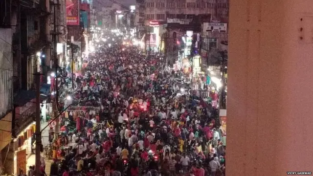 नागपूरच्या सीताबर्डी भागात रविवारी दिवाळीची खरेदी करताना मोठ्या प्रमाणावर लोक एकत्र आले.