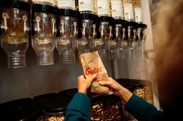 독일 베를린의 수퍼마켓인 '오리지널 언페어팍트(Original Unverpackt)'