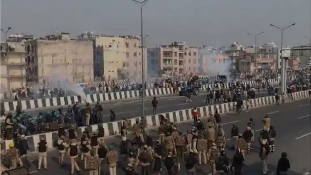 అక్షర్ ధామ్ వద్ద రైతులపై టియర్ గ్యాస్ ప్రయోగం