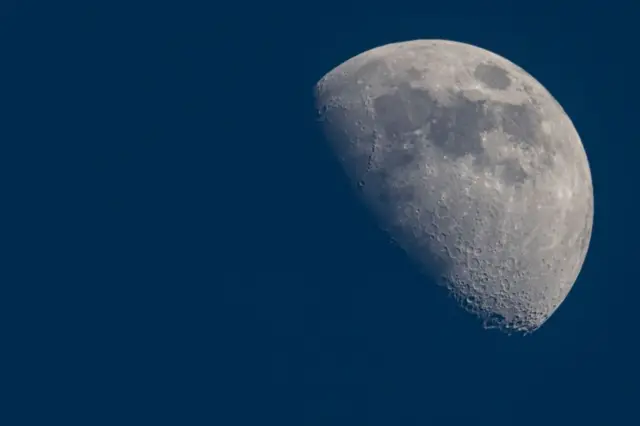 Зростаючий повний місяць сяє над містом Ейндговен у Нідерландах 30 березня 2023 року.