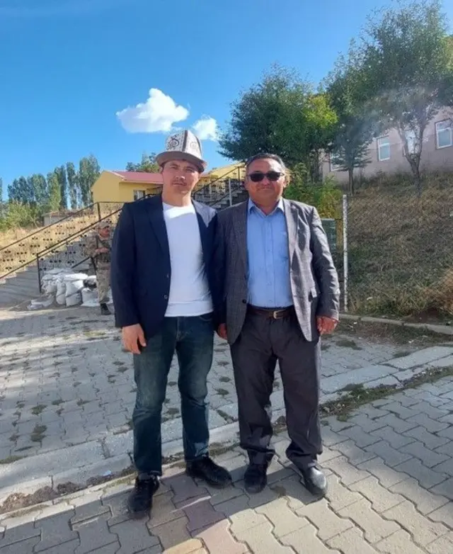 Улуупамир айылына жаңы айыл өкмөт болуп шайланган Ахмет Варол. Жанындагы калпакчан Дастан Раззак уулу. 2023-жыл 7-октябрь, Улуупамир айылы. 