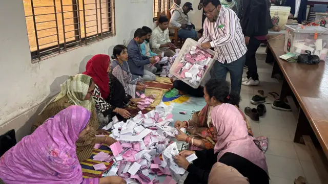 নির্বাচনের ভোট গুনছেন কয়েকজন