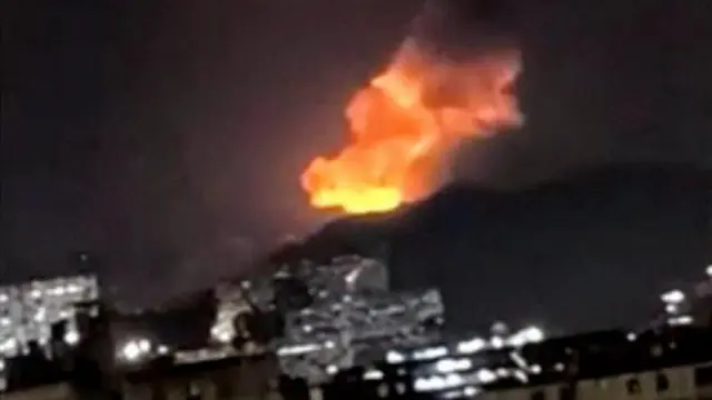 কারাকাসে একাধিক যায়গায় বিস্ফোরণের শব্দ শোনা গেছে এবং ধোঁয়া উঠতে দেখা গেছে