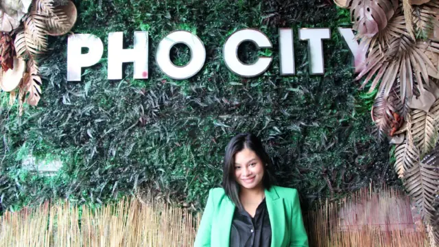 Cô Trịnh Thị Thu Huyền ở Pho City, Greenwich, London