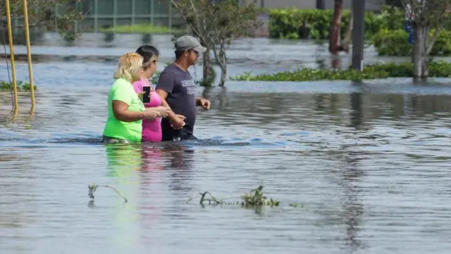 Huracán Milton: más de 3,2 millones de personas sin luz, miles de evacuados y al menos 10 muertos, el saldo provisional que deja el ciclón a su paso por Florida - BBC News Mundo