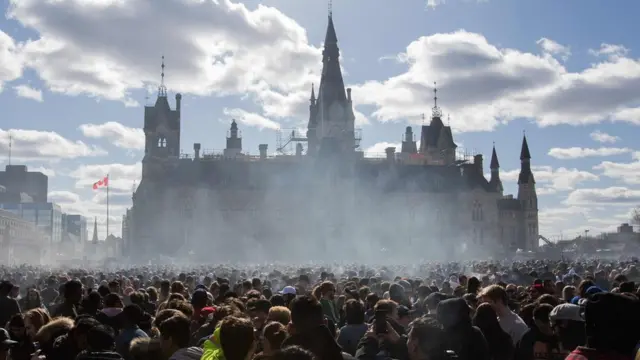 حامیان آزادی ماریجوآنا با دود سیگاری‌های خود پارلمان را در مه فرو برده‌اند. تجمع روز "ملی" ماریجوآنا آوریل امسال در اوتاوا