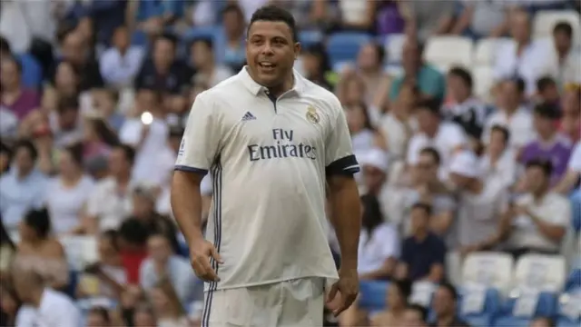 Ronaldo score 62 goals for 98 apperances for Brazil