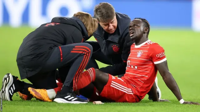 Sadio Mané yicaye hasi mu kibuga arimo kwitabwaho n'abaganga