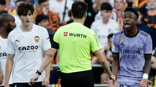 ریکاردو د بورگوس بنگوئتا، داور مسابقه، وینیسیوس را اخراج کرد