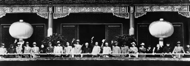 စစ်အေးခေတ် အရှေ့အုပ်စု ခေါင်းဆောင်တွေနဲ့ တရုတ်ခေါင်းဆောင်တွေ တီယန်နန်မင်မှာ စုဝေးခဲ့တဲ့ အဖြူအမည်းပုံ