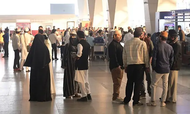 ਉਡਾਣਾਂ ਰੱਦ ਹੋਣ ਕਾਰਨ ਏਅਰਪੋਰਟ ਉੱਤੇ ਪਰੇਸ਼ਾਨ ਹੁੰਦੇ ਮੁਸਾਫਰਾਂ ਦੀ ਤਸਵੀਰ