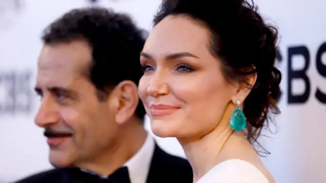 كاترينا لينك، التي أدت دور صاحبة المقهى الإسرائيلي وتوني شلهوب الذي أدى دور قائد الفرقة المصرية