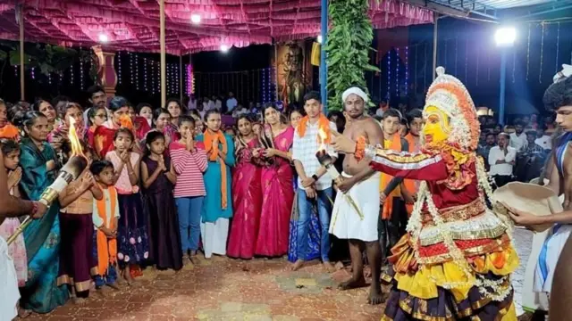 બીબીસી ગુજરાતી ફિલ્મ કાંતારા પોસ્ટર ધાર્મિક વિધિ કોલા ભૂતપ્રેત પૂજા પ્રાર્થના દેવતા ધર્મ