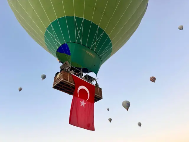 Balondan sarkan Türkiye bayrağı