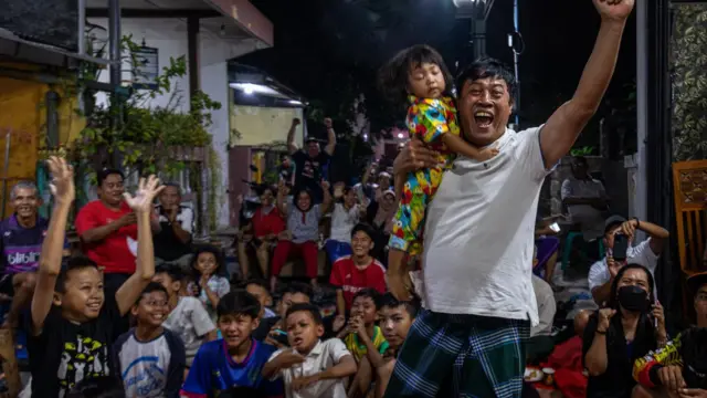 Ayah dari pesepak bola Timnas Indonesia Alfreandra Dewangga, Puguh Santoso (kanan) meluapkan kegembiraannya saat nonton bareng final sepak bola SEA Games 2023 di kediamannya