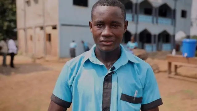 يقول أوغسطين أكوا إن شراء الكتب المدرسية صعب، حتى الحصول على ما يكفي من الطعام