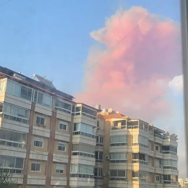 Foto tirada por brasileiracashbackcasinoBeirute mostra fumaça rosa saindo do porto