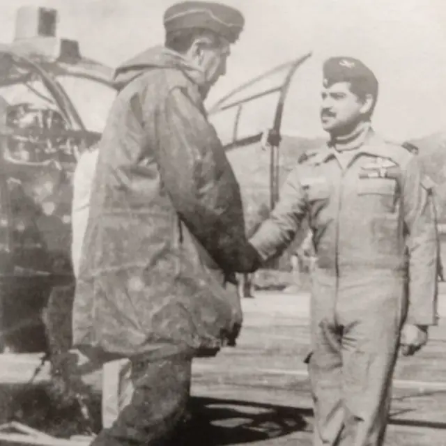 ऑपरेशन मेघदूतमध्ये भाग घेणारे स्क्वाड्रन लीडर रोहित राय आणि एअर चीफ मार्शल काटरे