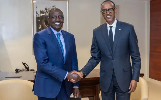 Mu mpera z'icyumweru gishize Perezida William Ruto yari i Kigali mu nama ya Africa CEO Forum i Kigali, aho kandi yabonanye na mugenzi we Paul Kagae, muri iyo nama niho yahereye ikiganiro Jeune Afrique