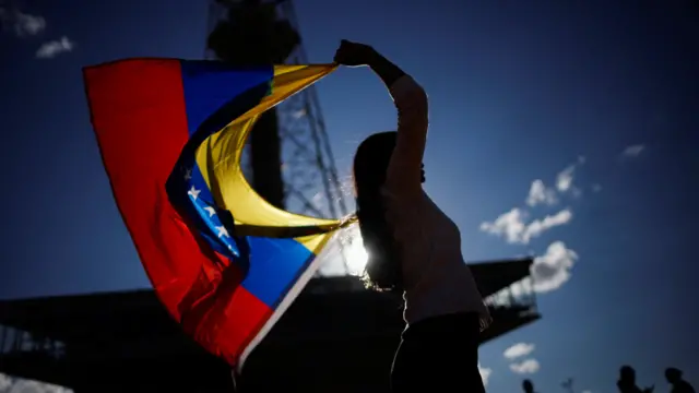 भेनेजुएलाको झण्डा बोलेकी एक युवती 