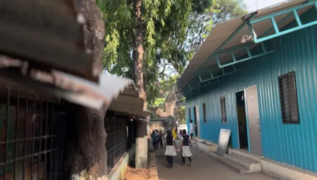 सरकारी शाळेचा फोटो