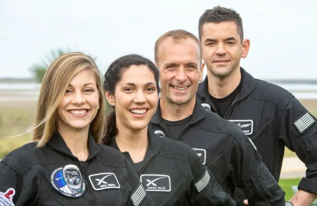 Awak Polaris Dawn dari kiri ke kanan: Anna Menon, yang bekerja untuk mengembangkan operasi astronaut untuk SpaceX; Sarah Gillis, pemimpin insinyur operasi luar angkasa, SpaceX; Scott Poteet, yang menjabat sebagai direktur misi misi Inspiration4 SpaceX; dan Jared Isaacman, yang mendanai misi tersebut.
