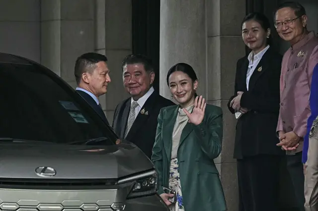 Bà Paetongtarn rời tòa nhà Chính phủ sau phán quyết đình chỉ chức vụ của tòa