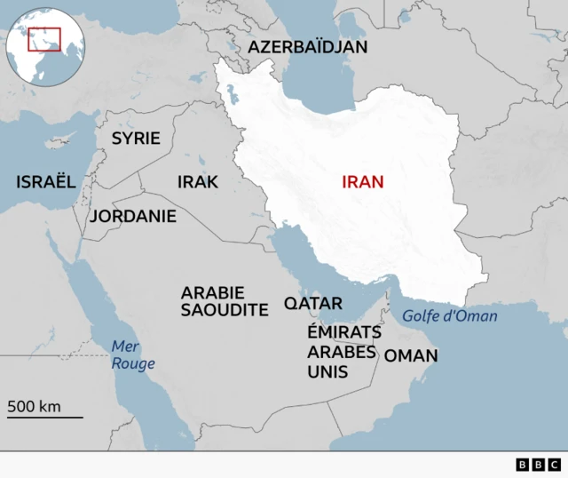 Une carte régionale met en évidence l'Iran en blanc, son nom étant indiqué en rouge. Les pays voisins sont représentés en gris : l'Irak à l'ouest et d'autres pays du Moyen-Orient, dont la Syrie, la Jordanie, Israël, Gaza, l'Arabie saoudite, le Qatar, les Émirats arabes unis et Oman. Les étendues d'eau telles que la mer Rouge et le golfe d'Oman sont indiquées en bleu.