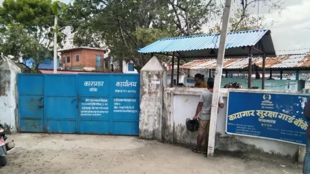 कारागार कार्यालय बाँके परिसरभित्र उभिएका एक युवासँग बाहिर हेल्मेट बोकेर उभिएका एक व्यक्ति कुरा गर्दै