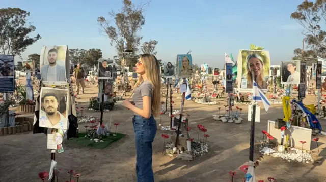 Andrea Bisso en el memorial de las víctimas del Festival Nova, en Israel. 