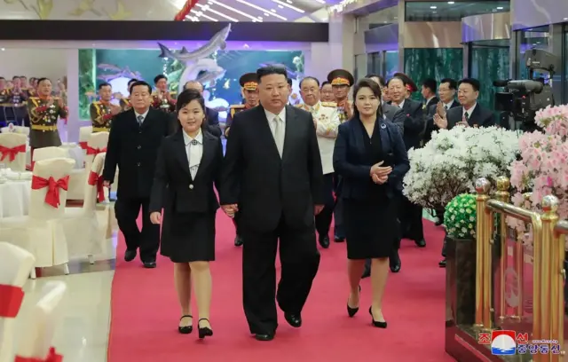 Abasesenguzi bavuga ko kuzana Kim Ju Ae (imbere ibumoso) ari uburyo bwo kumumenyereza rubanda hakiri kare