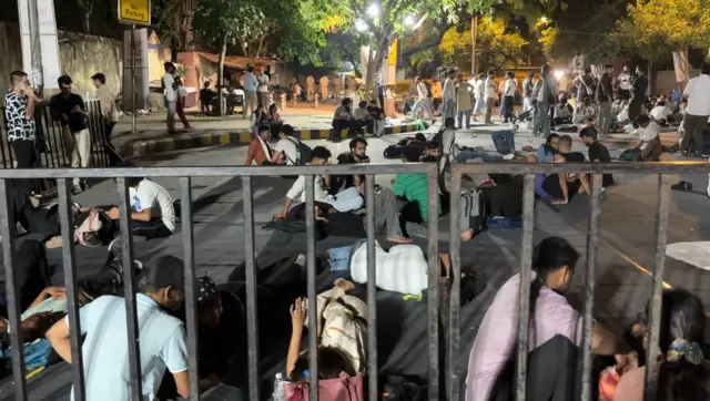 दरम्यान, देशभरात वाढलेल्या पेपरफुटीच्या घटना, परीक्षांमधील गोंधळ आणि निकालातील विलंब यामुळे लाखो विद्यार्थ्यांचे नुकसान होत असल्याचा आरोप करत कॉक्रोच जनता पार्टी देशभरातील विविध ठिकाणी आंदोलन करत आहे.