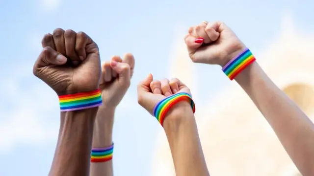 கிரிண்டர் செயலியில் தன்பாலின ஈர்ப்பாளர்களை குறிவைத்து நடக்கும் மோசடிகள் - தடை செய்வது தீர்வாகுமா?