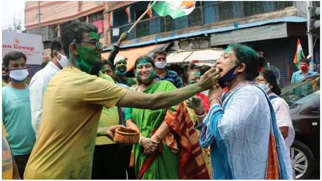 ઉજવણી કરતા કાર્યકરો