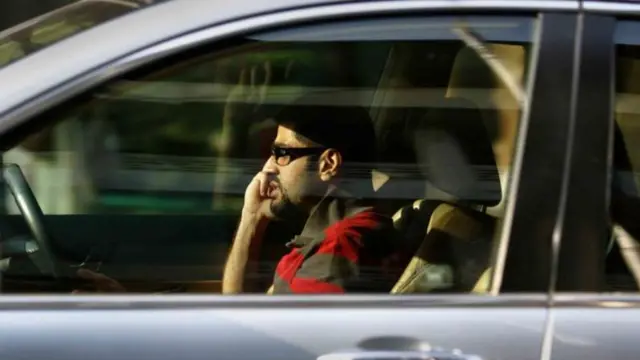 డ్రైవింగ్ సీట్లో వ్యక్తి