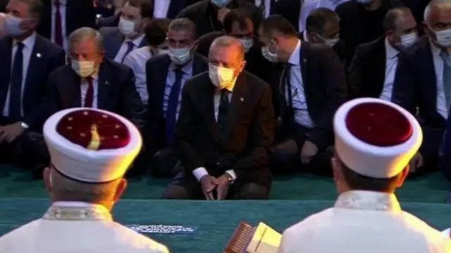 Erdogan bersama sejumlah menteri Turki ikut dalam salat Jumat pertama.
