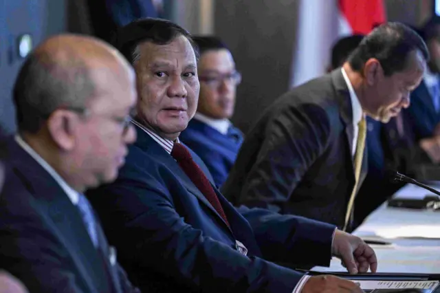 Presiden Prabowo Subianto (kedua kiri) didampingi CEO Danantara Rosan Roeslani (kiri) dan Menteri ESDM Bahlil Lahadalia (kanan) mengikuti forum bisnis di Washington DC, Amerika Serikat, Jumat (20/2/2026). Pertemuan dengan 12 pengusaha AS itu membahas peluang investasi di Indonesia.