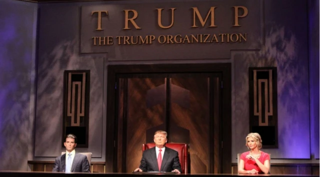 M. Trump et ses enfants aînés, Donald Jr et Ivanka, lors d'un épisode en direct de l'émission Celebrity Apprentice en 2010