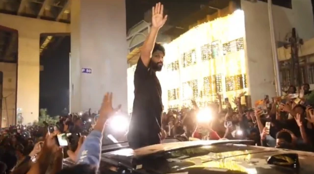 అల్లు అర్జున్‌ను చూసేందుకు అభిమానులు ఎగబడ్డారు
