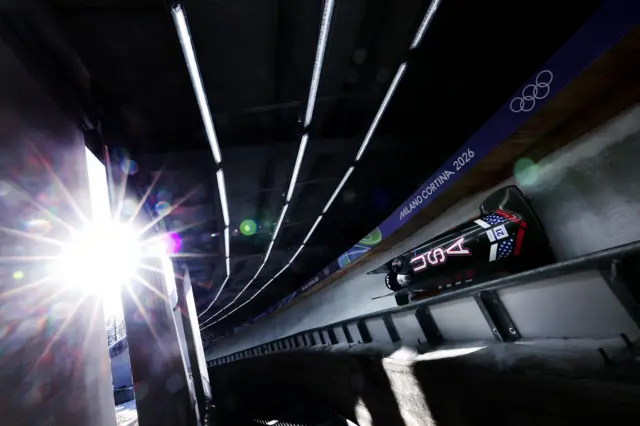 Элана Майерс Тейлор из США едет по фертикальной стене во время тренировки по бобслею