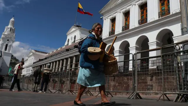 Mujer frente al palacio de gobierno en Quito