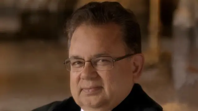 قاضی بهانداری رئیس کمیته حقوقی دادگاه عالی دهلی بوده است